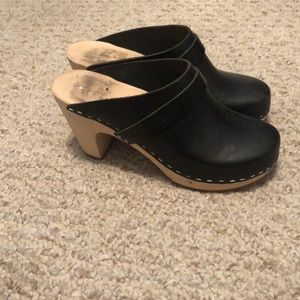 Black Swedish hasbean’s clogs